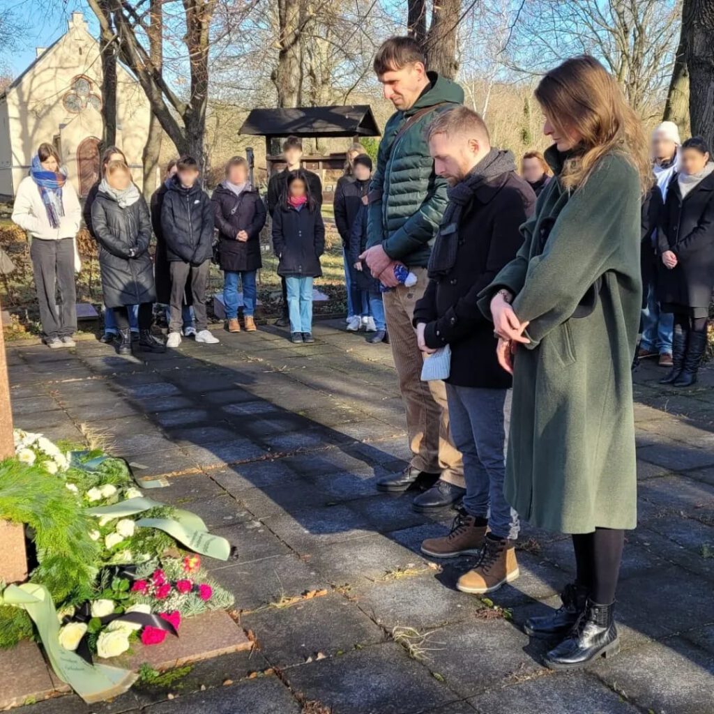 Foto: Mitglieder von Bündnis90/Die Grünen bei der Gedenkveranstaltung am 27. Januar 2024 auf dem Friedhof in Markranstädt